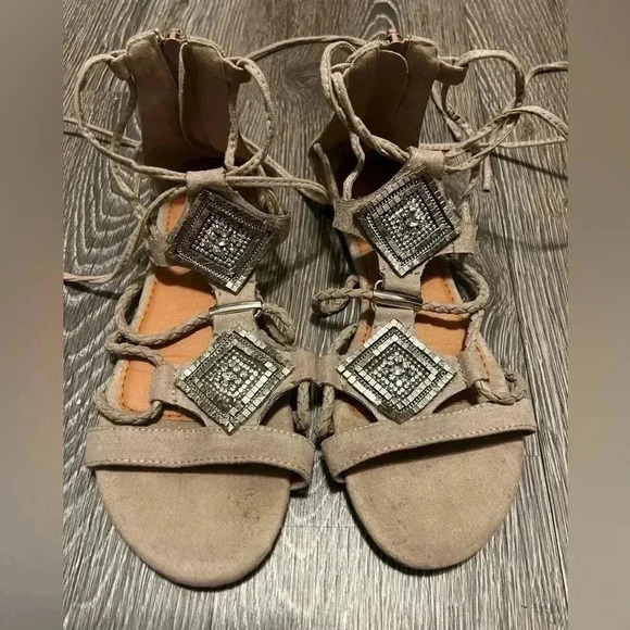 Daytrip Woman’s Gladiator strap up sandal - Picture 8 of 12